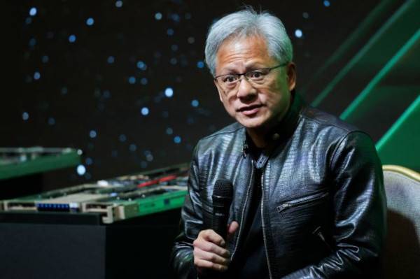 젠슨 황 엔비디아 최고경영자(CEO)가 4일 대만에서 열린 컴퓨텍스 포럼에서 연설을 하고 있다. 로이터연합뉴스