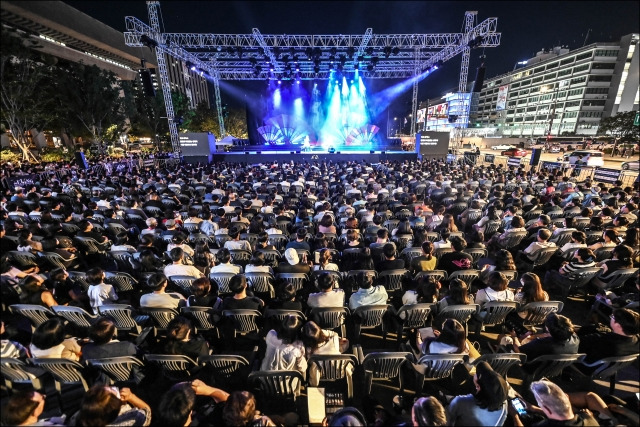 지난해 광화문광장에서 열린 서울시오페라단의 야외오페라  ‘카르멘’ 공연 모습.    세종문화회관