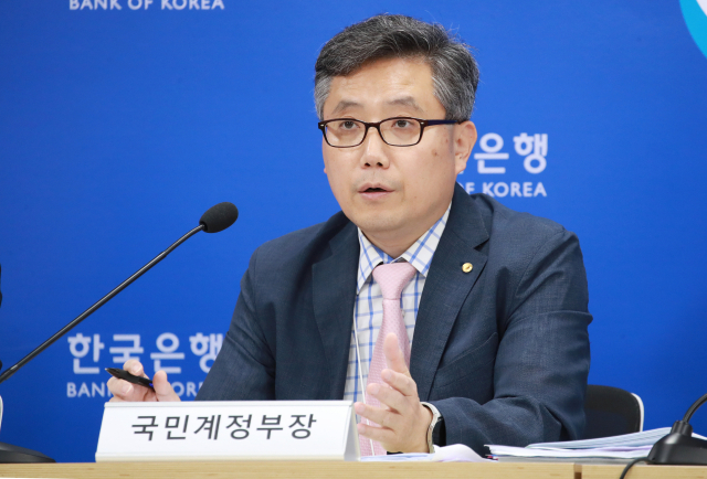 催情態韓国銀行経済統計局国民勘定部長が 5日ソウル中区韓国銀行で開かれた 2024年 1半期国民所得(暫定) 及び国民勘定 2020年基準年 1次改編結果説明会で発表している. 韓国銀行提供