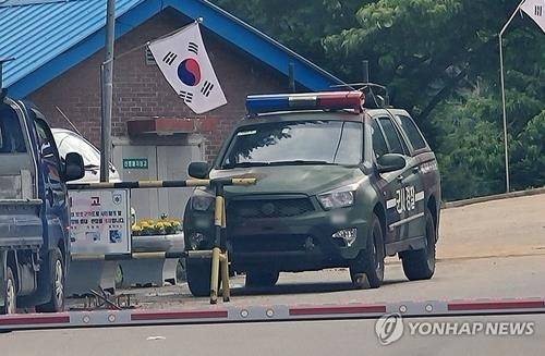 지난달 27일 강원 인제군의 모 부대 위병소에 군사경찰 차량이 출입하고 있다. 이 부대에서는 최근 훈련병이 군기 훈련을 받다가 쓰러진 뒤 이틀 만에 숨진 사건이 발생했다.