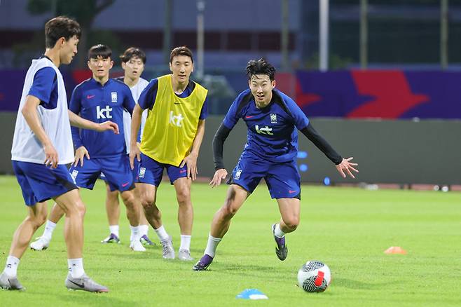 2026 북중미 월드컵 아시아 2차 예선 조별리그 C조 5차전 싱가포르전을 앞둔 한국 축구 국가대표팀 손흥민 등 선수들이 4일(현지시간) 오후 싱가포르 비샨 스타디움에서 훈련하고 있다. 연합뉴스