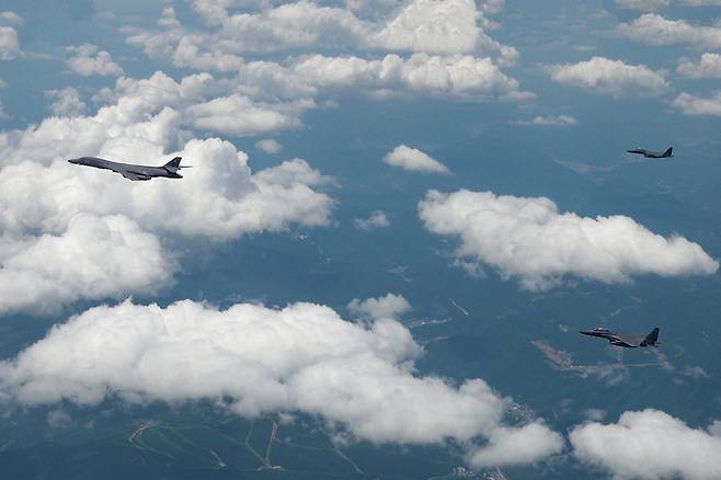 미군의 B-1B 장거리 전략폭격기(사진 앞쪽)가 5일 한반도로 전개해 F-15K(뒤쪽 2대) 등 한미 공군 전투기들과 연합공중훈련을 펼치고 있다. 이날 B-1B는 지난 2017년 이후 7년 만에 국내에서 합동직격탄(JDAM)을 투하하는 실사격 훈련을 펼치며 대남 오물 풍선 살포와 위성항법장치(GPS) 전파 교란 등 도발을 지속하는 북한에 경고 메시지를 발신했다. 이날 훈련에는 한국 공군의 F-35A·F-15K·KF-16 전투기와 미국의 F-35B·F-16 전투기 등도 참여했다. 국방부