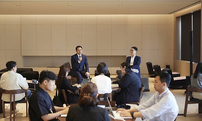 5월 16일 해비치 리조트 제주에서 진행한 기자간담회에서 이야기 중인 김민수 해비치호텔앤리조트 대표이사(가장 위 왼쪽)  /사진=해비치호텔앤드리조트