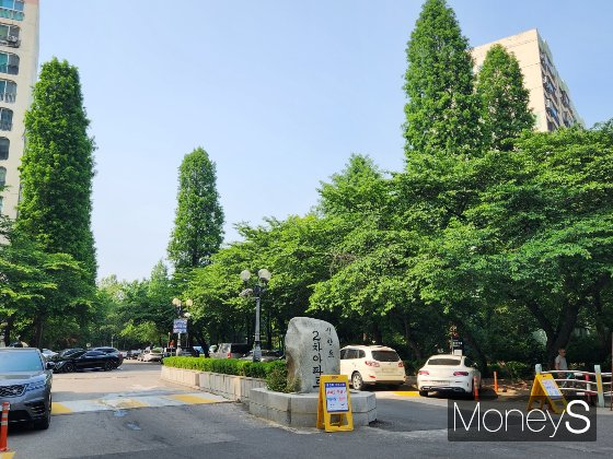 한강변에 자리한 서울 서초구 신반포2차와 서울 용산구 한남4구역이 올 하반기 시공사 선정에 나선다. 사진은 신반포2차 단지 정문 모습. /사진=정영희 머니S 기자