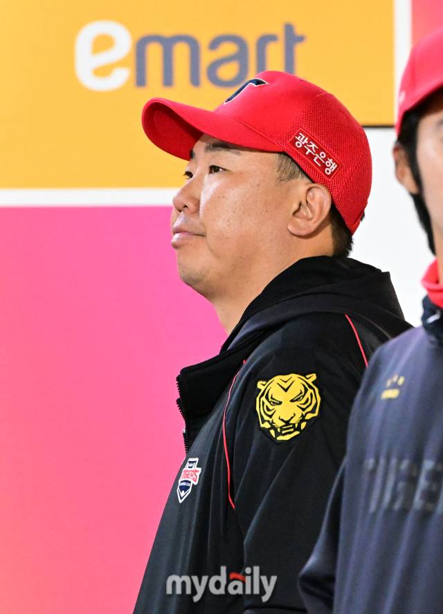2024년 4월 17일 인천SSG랜더스필드에서 진행된 '2024 신한 SOL 뱅크 KBO 리그' 기아-SSG의 경기. 기아 이범호 감독이 경기를 지켜보고 있다./마이데일리