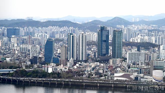 대기업집단 공익법인의 활발한 기부활동을 위해 각종 규제를 완화할 필요가 있다는 주장이 나온다. [헤럴드DB]