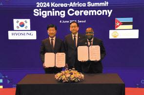 우태희(왼쪽부터) 효성중공업 대표이사, 정인교 통상교섭본부장, 마르셀리노 알베르토 모잠비크 국영 전력청(EDM) 대표이사가 계약식 이후 기념촬영을 하고 있다. [효성중공업 제공]