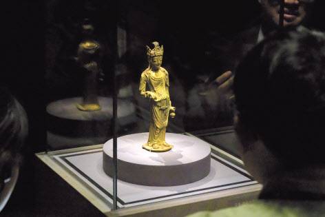 호암미술관 ‘진흙에 물들지 않는 연꽃처럼’기획전에 전시 중인 백제 ‘금동 관음보살 입상’. 일본 개인 수집가로부터 빌려 이번에 처음 일반에 공개했다.[삼성 제공]