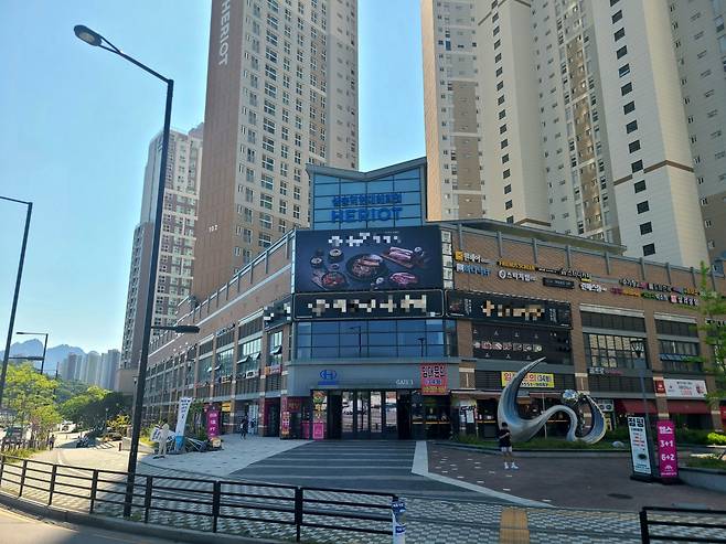 경기도 고양시 덕양구 ‘삼송역 현대 헤리엇’ 건물 외벽에 불법으로 설치된 초대형 간판. [사진=박로명 기자]