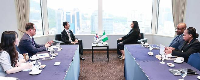 안덕근 산업통상자원부 장관이 5일 서울 중구 롯데호텔에서 '2024 한-아프리카 정상회의'계기로 도리스 아니테(Doris ANITE) 나이지리아 산업통상투자부 장관과 만나 기념 촬영하고 있다. [연합]