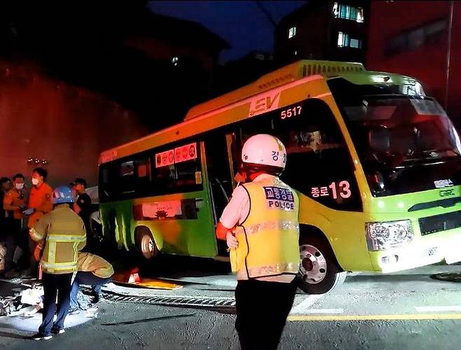 [서울=뉴시스] 사진은 본 기사와 관련 없음. 14일 오후 7시께 서울 종로구 홍지동 상명대 인근에서 마을버스가 오르막길로 가다 미끄러져 버스에 타고 있던 승객 17명이 경상을 입어 인근 병원으로 이송됐다. (사진=종로소방서 제공) 2023.09.15. photo@newsis.com *재판매 및 DB 금지