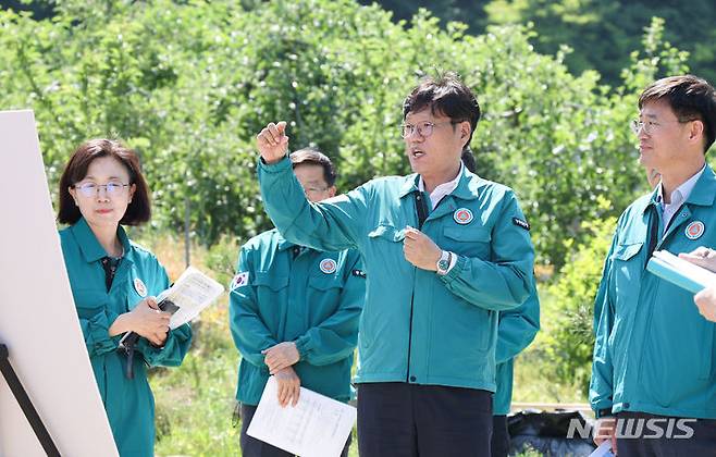 [세종=뉴시스]조재호 농촌진흥청장은 23일 충북 충주시 동량면 과수화상병 발생 농가를 찾아 매몰 현장을 점검하고 철저한 사후관리와 반경 2㎞ 이내 과수원을 대상으로 예방관찰(예찰)을 강화해 줄 것을 주문했다.(사진=농진청 제공)