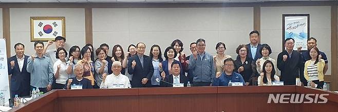 [통영=뉴시스]5일 경남 통영 굴수하식수협에서 경상남도사회대통합위원회와 한국해양수산개발원 공동 주최 '시민사회와 함께하는 해양쓰레기 세미나' 참석자들이 기념촬영하고 있다.(사진=경남도 제공) 2024.06.05. photo@newsis.com