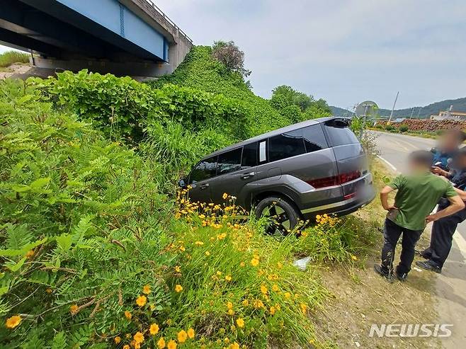 [진천=뉴시스] 5일 오후 1시37분께 충북 진천군 문백면의 한 비보호 사거리에서 스포츠실용차(SUV)가 버스를 피하는 과정에서 도로를 벗어나 도랑에 빠졌다. (사진=진천소방서 제공) 2024.06.05. photo@newsis.com *재판매 및 DB 금지