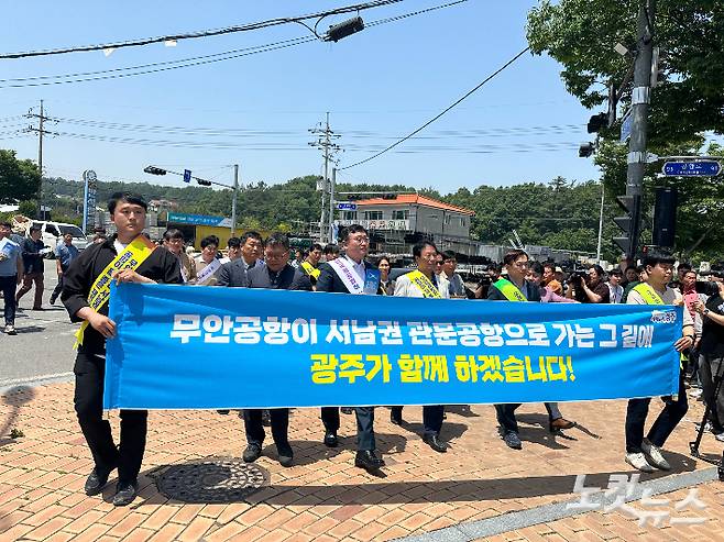 광주시와 전라남도가 지난 5월 24일 전남 무안군 무안읍 전통시장에서 '광주 민간·군 공항 통합 이전' 관련 정확한 정보 제공을 위해 '현장 소통 홍보 캠페인'을 펼치고 있다. 김한영 기자