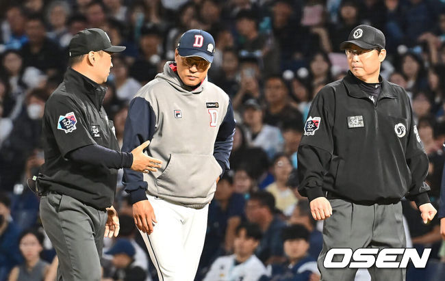 [OSEN=창원, 이석우 기자] 5일 창원NC파크에서 2024 신한 SOL 뱅크 KBO 리그 NC 다이노스와 두산 베어스의 경기가 열렸다. 홈팀 NC는 김시훈, 원정팀 두산은 곽빈을 선발로 내세웠다.두산 베어스 이승엽 감독이 7회초 투수 앞 땅볼을 치고 1루에서 NC 다이노스 데이비슨이 볼을 놓치면서 세이프인줄 알았던 조수행이 3피트 수비방해로 아웃되자 항의하고 있다. 2024.06.05 / foto0307@osen.co.kr