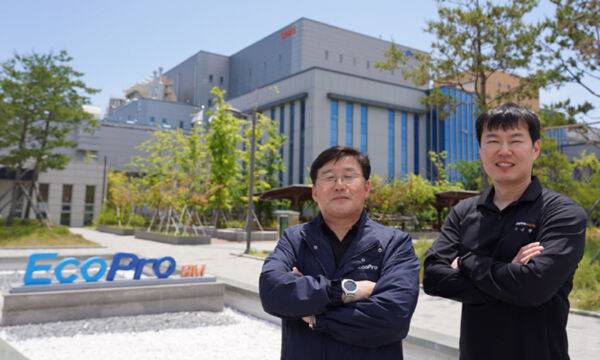 제대군인 출신으로 일하고 있는 에코프로비엠 박종광(왼쪽) 수석과 에코프로머티리얼즈 이시형(오른쪽) 사원이 기념촬영을 하고 있다. 에코프로 제공