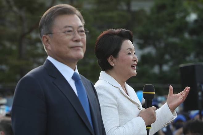 문재인 전 대통령과 부인 김정숙 여사. 뉴시스