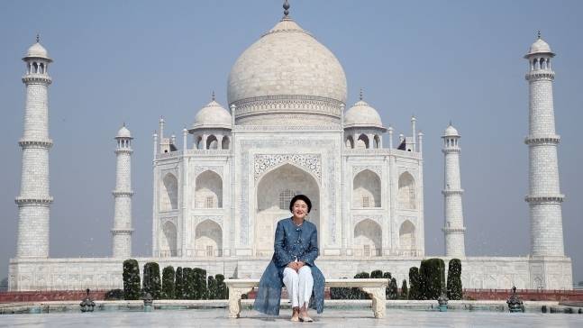 모디 인도 총리의 공식 초청으로 인도를 방문 중인 문재인 대통령 부인 김정숙 여사가 인도 우타르프라데시 주 아그라의 타지마할을 방문해 기념촬영을 하고 있다. 연합뉴스