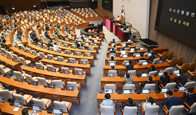 추경호 국민의힘 원내대표가 5일 국회에서 열린 제22대 국회 첫 본회의에서 의사진행 발언을 하고 있다. 추 원내대표를 제외한 여당 의원들이 모두 불참한 채 열린 이날 본회의에서 우원식 더불어민주당 의원이 전반기 국회의장으로 선출됐다. 오승현 기자