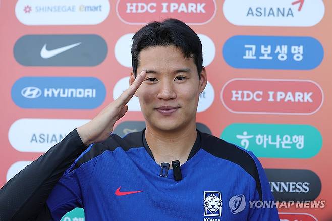 (싱가포르=연합뉴스) 신현우 기자 = 한국 축구 대표팀 박승욱이 4일(현지시간) 오후 싱가포르 비샨 스타디움에서 훈련을 앞두고 인터뷰한 뒤 경례 포즈를 취하고 있다. 한국은 오는 6일 오후 9시(한국시간) 싱가포르 내셔널 스타디움에서 싱가포르를 상대로 2026 북중미 월드컵 아시아 2차 예선 조별리그 C조 5차전을 치른다. 2024.6.4 nowwego@yna.co.kr