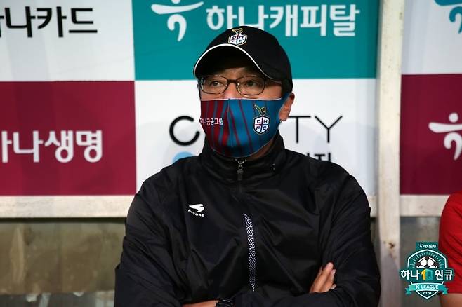 대전하나시티즌은 지난 3일 제15대 사령탑으로 황선홍 전 U-23 축구 국가대표팀 감독을 선임했다. 2020년 하나금융그룹과 함께 기업구단으로 재창단한 대전의 감독직을 맡았던 황선홍 감독은 팀을 떠난 뒤 4년 만에 다시 대전으로 돌아왔다. 5일 대전월드컵경기장에서 진행된 기자회견에 참석한 황선홍 감독은 대전의 강등권 탈출을 위해 최선을 다하겠다는 포부를 밝혔다. 사진 한국프로축구연맹