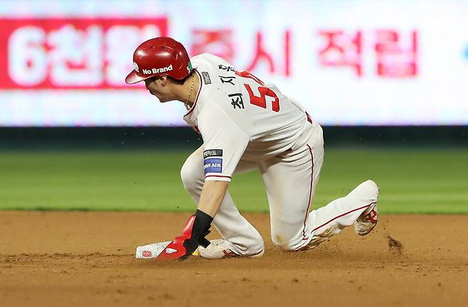 최지훈이 5일 삼성과의 홈 경기에서 도루를 성공하고 있다. SSG 제공