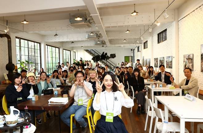 지난 4일 '지구여행' 사진전 일일도슨트로 나선 굿네이버스 홍보대사 신혜선 [굿네이버스 제공]