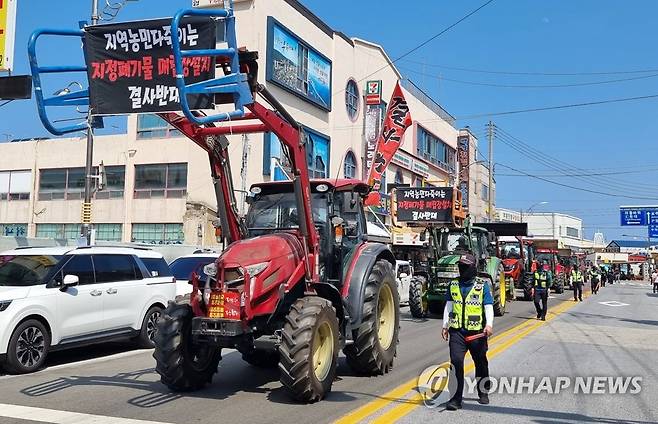 트랙터 앞세운 폐기물 매립장 건설 반대 시위 [연합뉴스 자료사진]