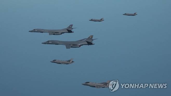 미 B-1B 전략폭격기, 연합공중훈련 시행 (서울=연합뉴스) 한미 공군이 19일 한반도 상공에서 한국측 F-35A 전투기와 미국 공군 B-1B 전략폭격기 및 F-16 전투기가 참여한 가운데 연합공중훈련을 실시하고 있다. 2023.3.19 [국방부 제공. 재판매 및 DB 금지] photo@yna.co.kr