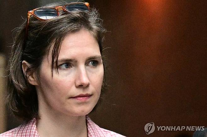 피렌체 법원 향하는 어맨다 녹스 (피렌체 AFP=연합뉴스) 미국인 여성 아만다 녹스가 5일(현지시간) 이탈리아 피린체 법원에서 열리는 명예훼손 사건 재심 재판에 출석하기 위해 법원으로 향하고 있다. 2024.06.05 photo@yna.co.kr