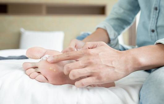 당뇨병 환자의 발에 상처가 나면 당뇨병성 족부질환이 발생할 수 있다｜출처: 클립아트코리아