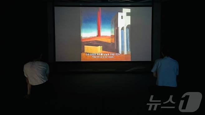 아트선재센터에서 열리고 있는 '호추니엔: 시간과 클라우드'에서 관람객들이 호추니엔의 작품을 관람하고 있다. 2024.6.4/뉴스1  ⓒ 뉴스1 김일창 기자