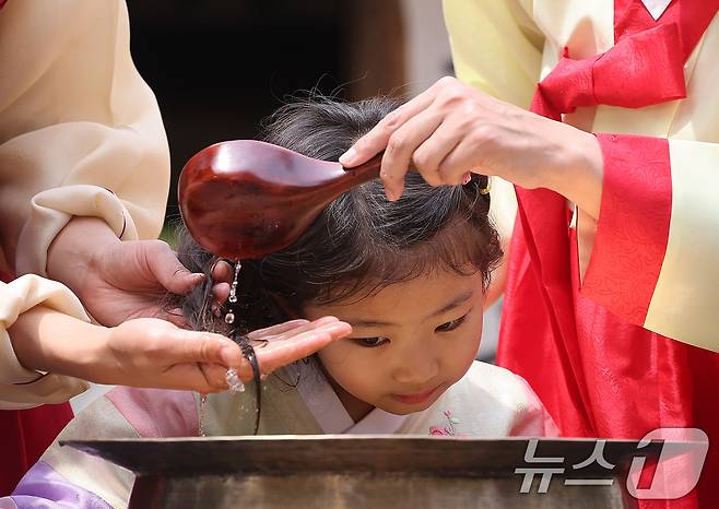 절기상 단오(음력 5월 5일)를 닷새 앞둔 5일 오후 서울 종로구 국립민속박물관 오촌댁에서 한 어린이가 창포물에 머리 감기 체험을 하고 있다. 2024.6.5/뉴스1 ⓒ News1 김진환 기자