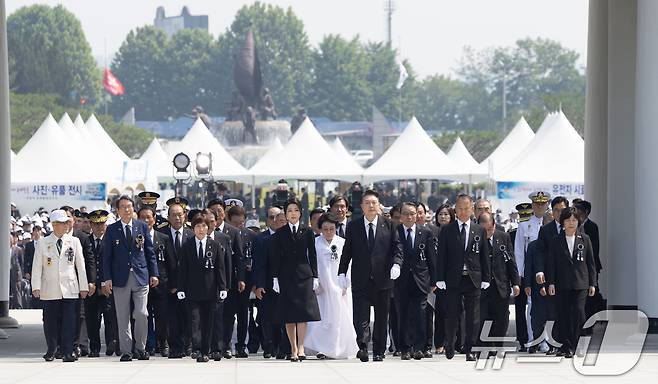 윤석열 대통령과 김건희 여사가 6일 서울 동작구 국립서울현충원에서 열린 제69회 현충일 추념식에서 현충탑 참배하기 위해 이동하고 있다. (대통령실 제공) 2024.6.6/뉴스1 ⓒ News1 송원영 기자