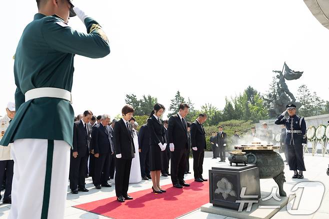 윤석열 대통령과 김건희 여사가 6일 서울 동작구 국립서울현충원에서 열린 제69회 현충일 추념식에서 4부 요인, 여야 정치인 등 참석자들과 함께 현충탑을 참배하고 있다. (대통령실 제공) 2024.6.6/뉴스1 ⓒ News1 송원영 기자