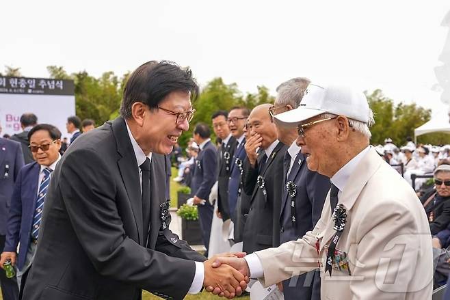 박형준 부산시장이 6일 오전 제69회 현충일 추념식에서 참석자들과 인사를 나누고 있다.2024.6.6.(박형준 페이스북 갈무리)