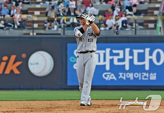 6일 오후 경기 수원KT위즈파크에서 열린 '2024 신한 SOL 뱅크 KBO리그' 한화 이글스와 KT 위즈의 경기 7회 초 2사 2루 상황 한화 최인호가 1타점 2루타를 친 뒤 세리머니하고 있다. 2024.6.6/뉴스1 ⓒ News1 장수영 기자