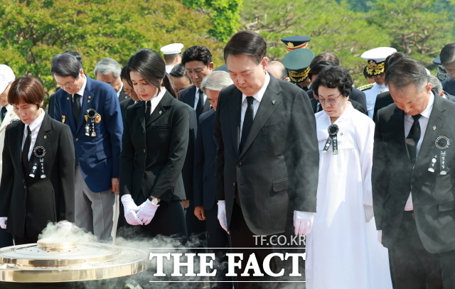 윤 대통령 부부가 6일 서울 동작구 국립서울현충원에서 열린 제69회 현충일 추념식에서 현충탑에 참배하고 있다. 대통령 내외는 추념식 이후 학도의용군 무명용사탑도 찾아 참배했다. /뉴시스