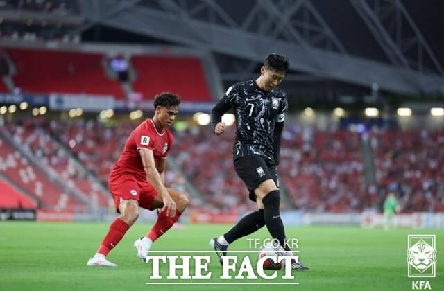 한국축구대표팀의 손흥민(오른쪽)이 6일 싱가포르와 2026 북중미 월드컵 아시아 2차예선 C조 5차전에서 2골을 터뜨리며 한국의 완승을 이끌고 있다./싱가포르=KFA(정재훈)