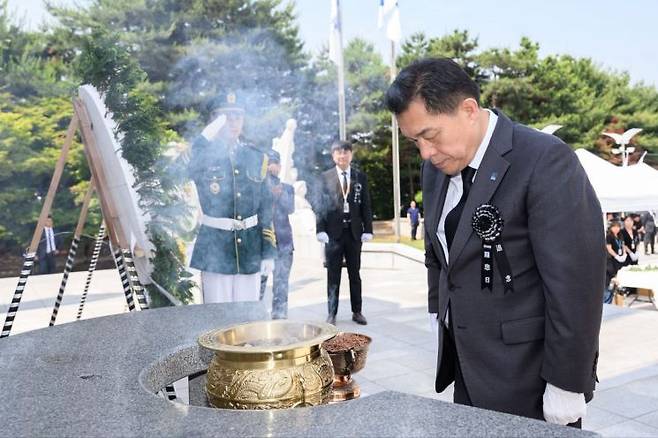 이재준 수원시장이 6일 수원현충탑을 찾아 헌화 분향하고 있다.