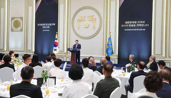 윤석열 대통령이 6일 청와대 영빈관에서 열린 국가유공자 및 보훈가족 초청 오찬에서 인사말을 하고 있다. [이미지출처=연합뉴스]