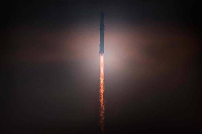 2024년 6월 6일 텍사스 브라운스빌의 보카치카 해변에서 스페이스X 스타십이 4차 비행 시험을 위해 발사되고 있다./ AFP 연합뉴스