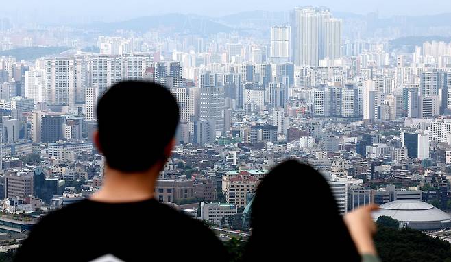 지난 5월 20일 오후 서울 남산에서 바라본 도심에 아파트 단지와 주택가가 보이고 있다. /뉴스1