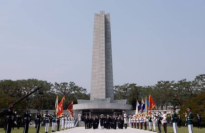 윤석열 대통령과 부인 김건희 여사가 6일 서울 동작구 국립서울현충원에서 열린 제69회 현충일 추념식에서 참배한 뒤 현충탑에서 내려오고 있다. ⓒ뉴시스