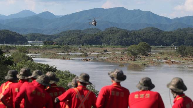 19일 오전 경북 예천군 보문면 미호리 하천에서 실종자를 수색하던 해병대원 1명이 급류에 휩쓸려 실종된 가운데 삼강교 위에서 해병대원들이 실종된 동료를 애타게 찾고 있다. 2023.7.19. 뉴스1