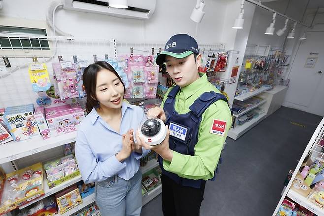 에스원 임직원이 지능형 폐쇄회로텔레비전(CCTV) 기능을 설명하고 있다.(에스원 제공)