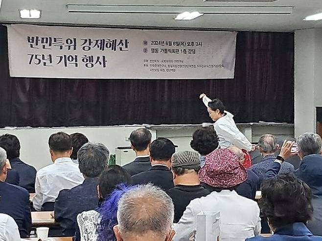 6일 오후 서울 중구 저동 명동성당 가톨릭회관 1층 강당에서 열린 ‘반민특위 사죄촉구 기자회견’에서 무용가 장순향씨가 공연을 하고 있다. 고경태 기자