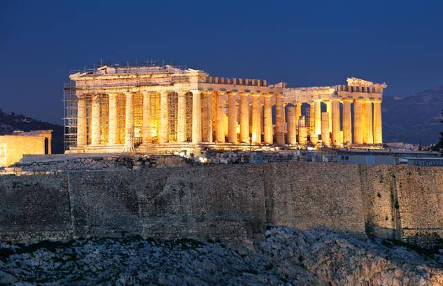 기원전 5세기 중엽에 지어진 파르테논 신전은 아테네 도심 한복판에 높게 자리하고 있어 아테네 어느 곳에서든 볼 수 있다. 게티이미지뱅크