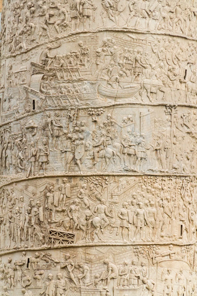 트라야누스 기념주 세부 사진. 서기 101년에 벌어졌던 다키아 전쟁 장면이 시간대별로 세밀하게 기록되어 있다. 총 2,500명이 등장하여 미술로 쓴 고대 전쟁의 다큐멘터리라고 할 수 있다. 브리태니커 자료사진 (© Tiziano Casalta/Dreamstime.com)